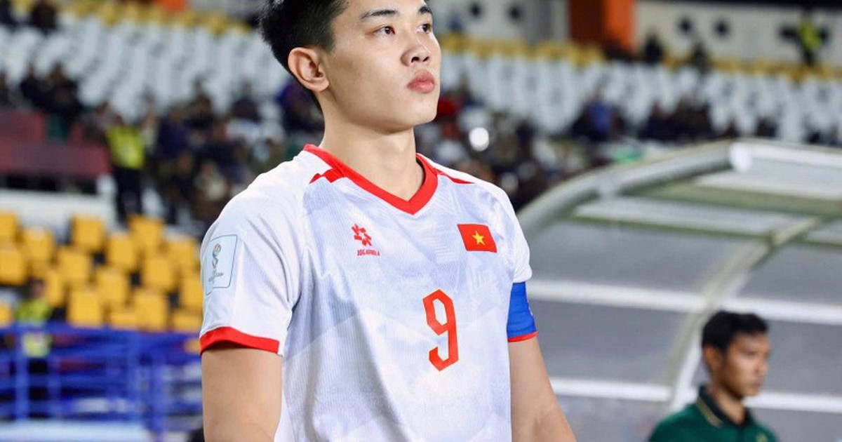 Đình Bắc ở lại sân đến nửa đêm sau trận thua Thái Lan