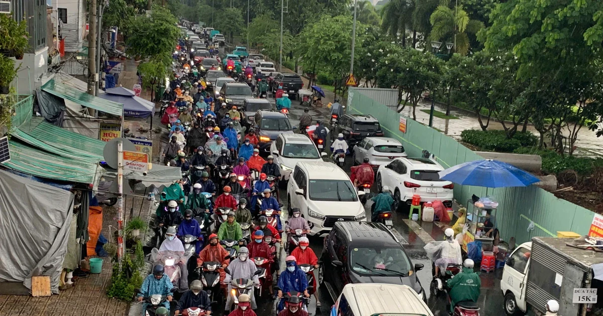 Mưa lớn, các cửa ngõ vào trung tâm TPHCM ùn tắc kéo dài