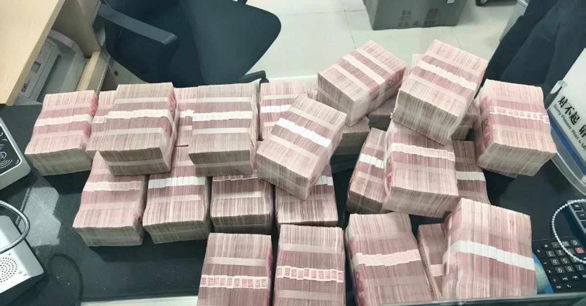 Ra ngân hàng rút 10,8 tỷ đồng tiết kiệm, cặp vợ chồng bị công an phong tỏa toàn bộ số tiền