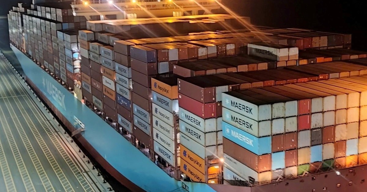 "Quái vật" nặng 214.000 tấn, dài gần 400 m lớn nhất trong lịch sử cập cảng biển miền bắc Việt Nam