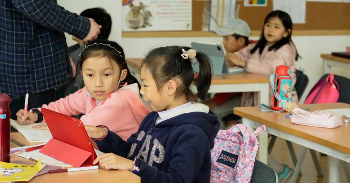 Nghiên cứu nổi tiếng giải mã 2 câu hỏi cha mẹ nào cũng quan tâm: Học càng lâu, vào trường càng tốt có thực sự kiếm nhiều tiền hơn?
