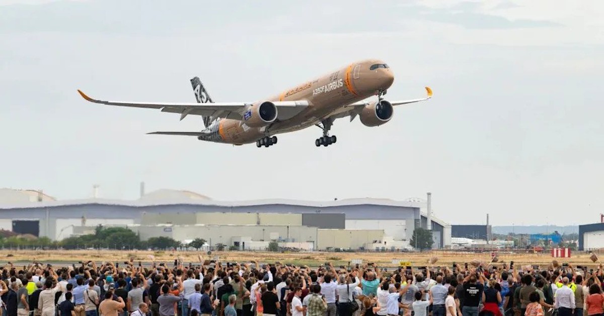Chiếc Airbus khổng lồ dài gần 71m, sải cánh gần 65m vừa lần đầu cất cánh: Bay liên tục trong hơn 4 giờ, sở hữu cánh cửa lớn nhất ngành, trọng lượng chở được tương đương 11 trực thăng Black Hawk