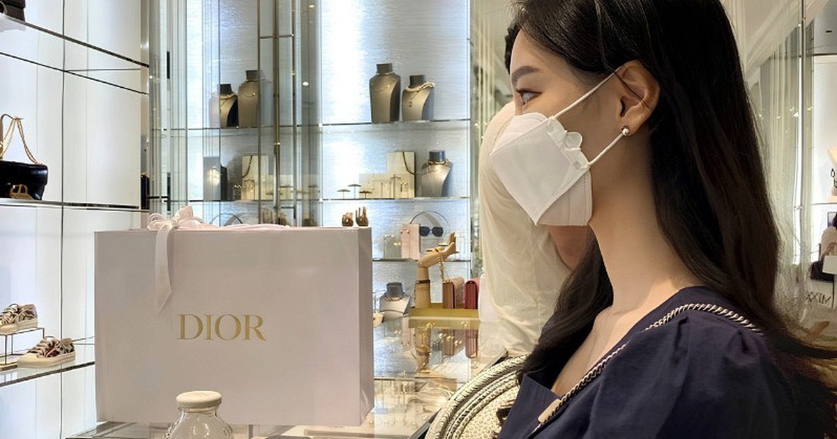 Ôm khoản nợ 618 triệu đồng vì ham mua sắm