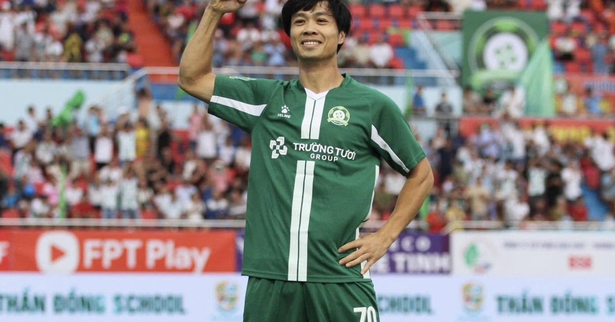 Công Phượng đang làm gì?
