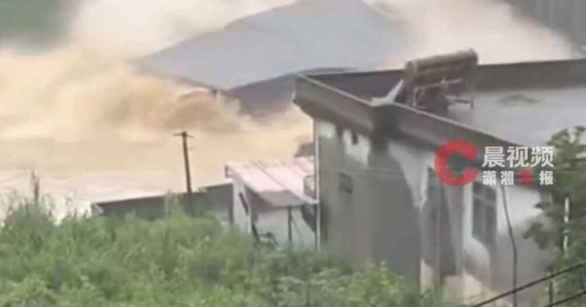 Trung Quốc vẫn lũ lụt: Khoảnh khắc ngôi nhà 3 tầng bị cuốn trôi trong vài giây vì bão Saudel