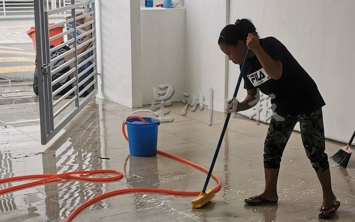 Phát hiện người giúp việc có khoản tiết kiệm 2,1 tỷ đồng: Biểu hiện bất thường trong group chat