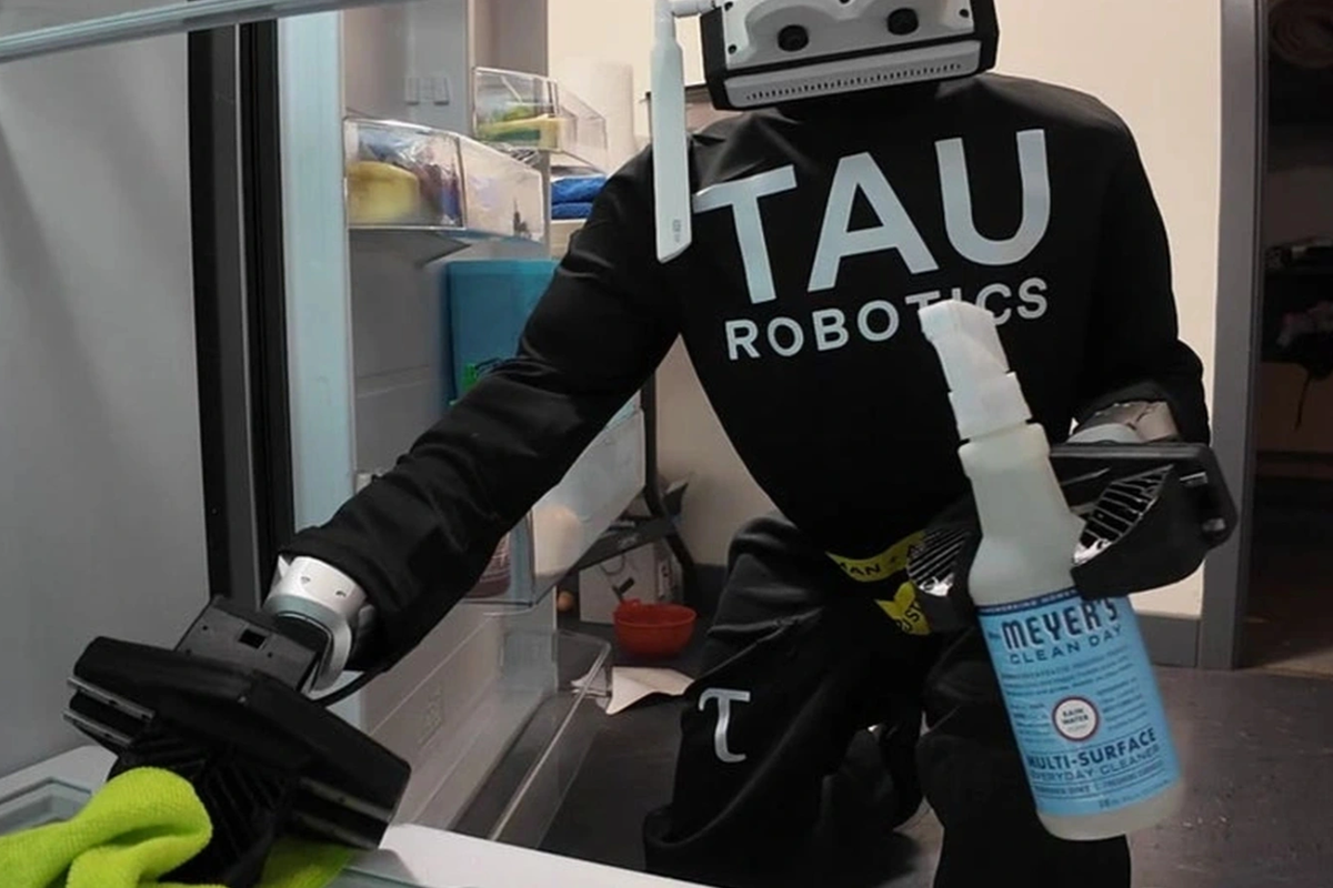 Robot hình người thay giúp việc làm việc nhà, giá hơn 700 nghìn đồng/giờ