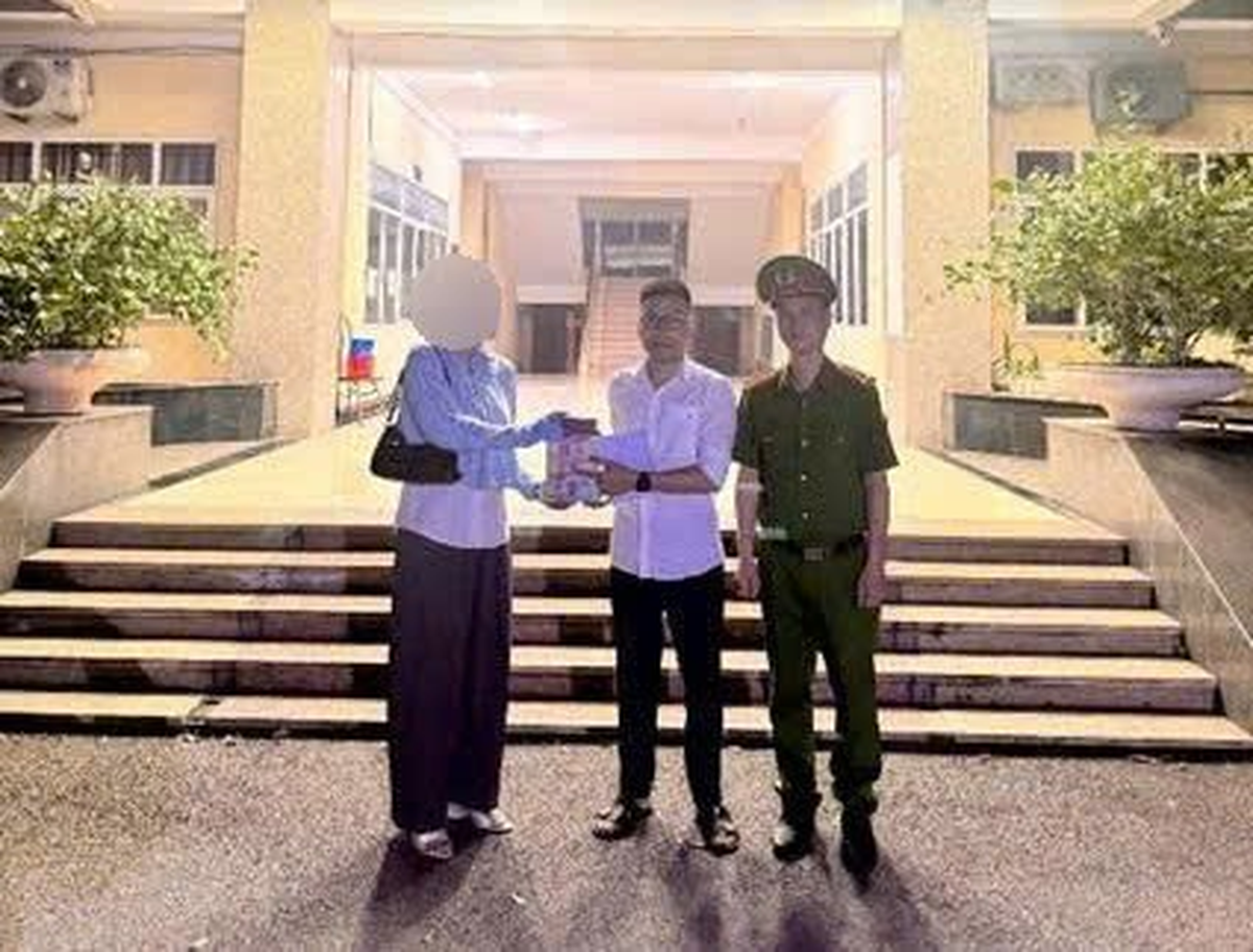 Công an xác minh 1 tỷ tiền mặt cùng nhiều giấy tờ tại quán cà phê ở Hà Nội: Một người phụ nữ được mời lên làm việc