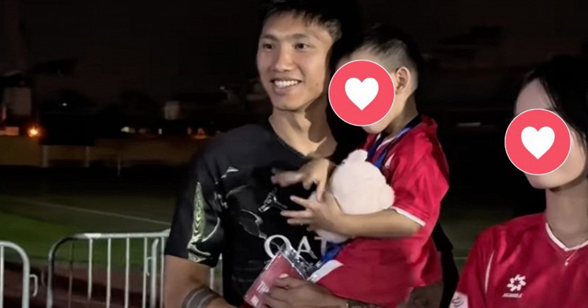 Phản ứng của Doãn Hải My khi Văn Hậu được fangirl xin chụp ảnh cùng