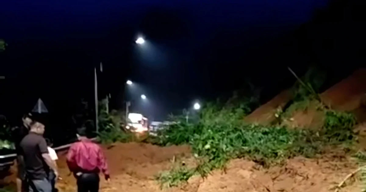 Mưa lớn, đất đá tràn xuống con dốc trên tuyến đường huyết mạch ở Đồng Nai