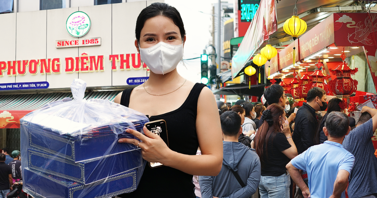 Cảnh tượng đông nghẹt tại một tiệm bánh trung thu nổi tiếng ở TP.HCM: Chờ gần 2 tiếng, xếp hàng lại 3-4 lần mới mua đủ số lượng