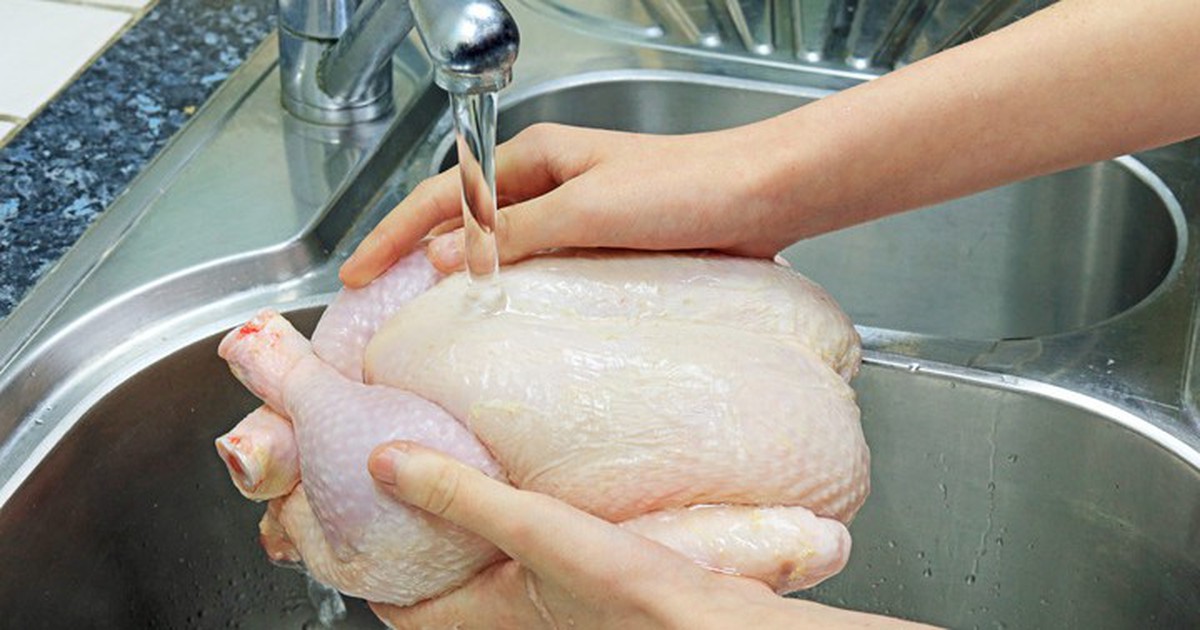 Lời khuyên cho những gia đình có thói quen rửa thịt gà dưới vòi nước trước khi nấu