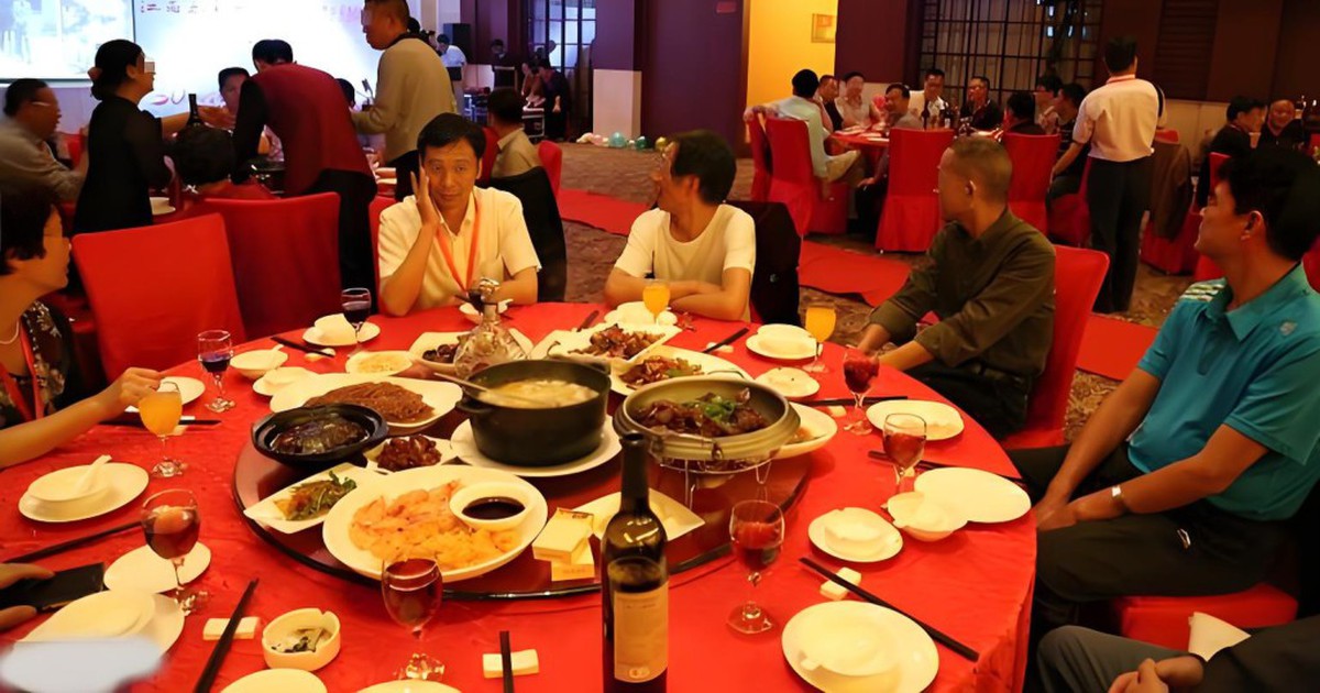 Họp lớp, 5 người thu nhập hơn 3 tỷ đồng/năm ngồi riêng một bàn, lớp trưởng hỏi "Các ông chủ bao cả nhóm nhé?" thì không ai lên tiếng