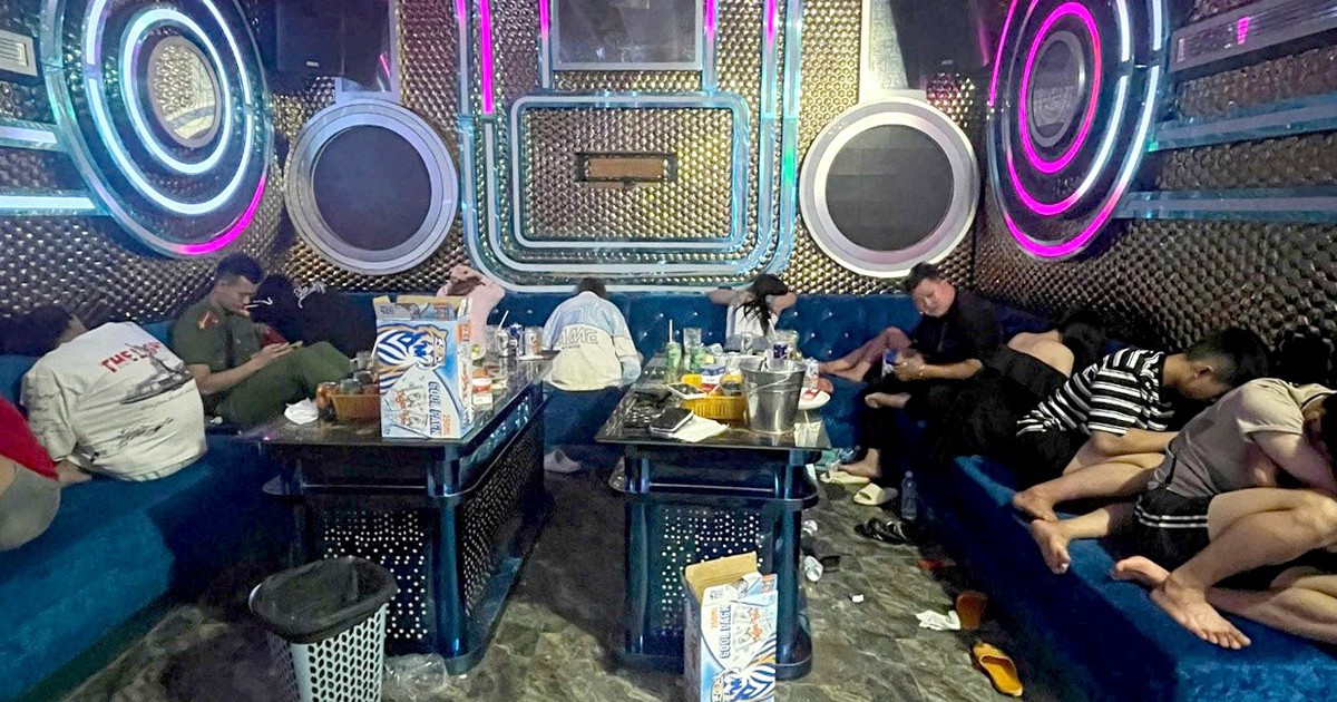 Công an kiểm tra quán karaoke Quang Râu lúc 23 giờ