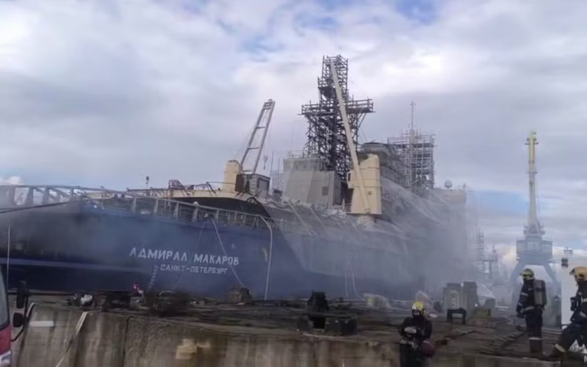 Tàu phá băng Đô đốc Makarov bốc cháy tại xưởng đóng tàu Kronstadt