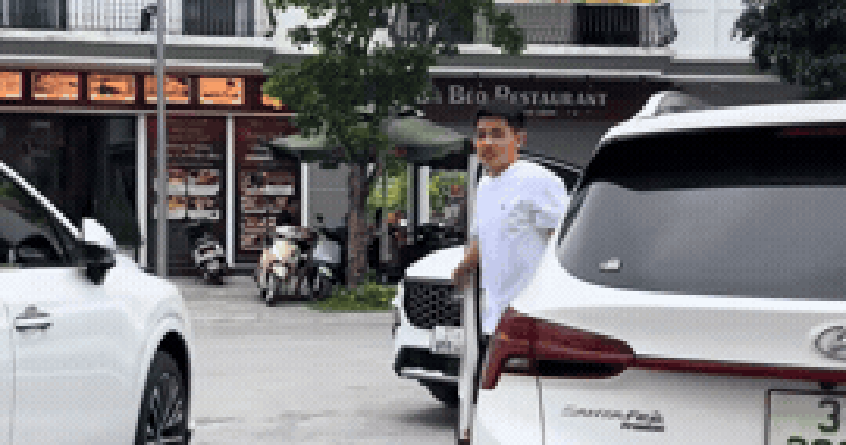 Đình Bắc điển trai bước xuống từ ô tô