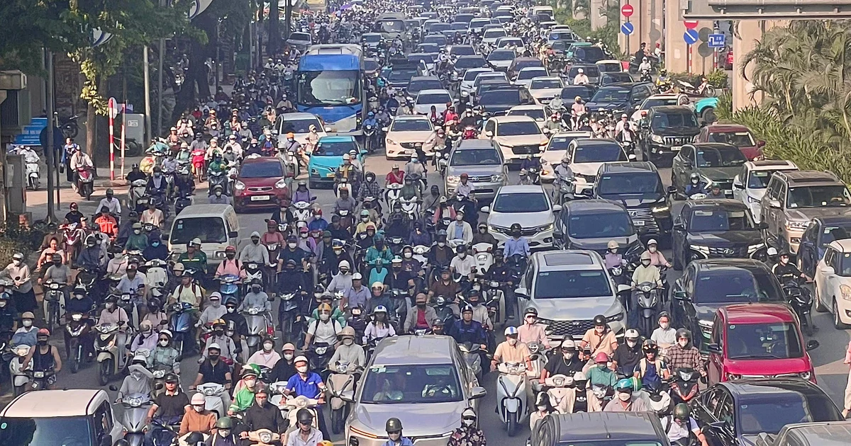 Kẹt cứng nhiều tuyến phố Hà Nội ngày đầu học sinh đến trường sau khai giảng