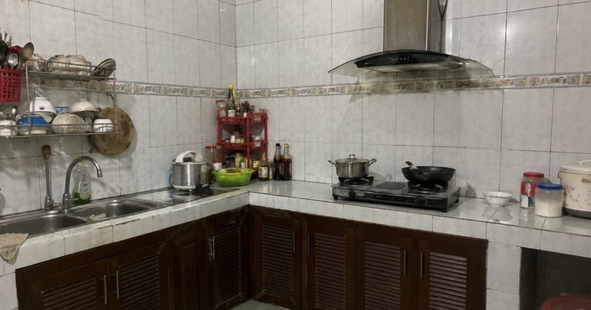 Vì sao ngày càng nhiều gia đình không còn ốp gạch kín tường bếp? 1 cách làm giúp bếp thoáng mắt, dễ vệ sinh đang trở thành xu hướng mới