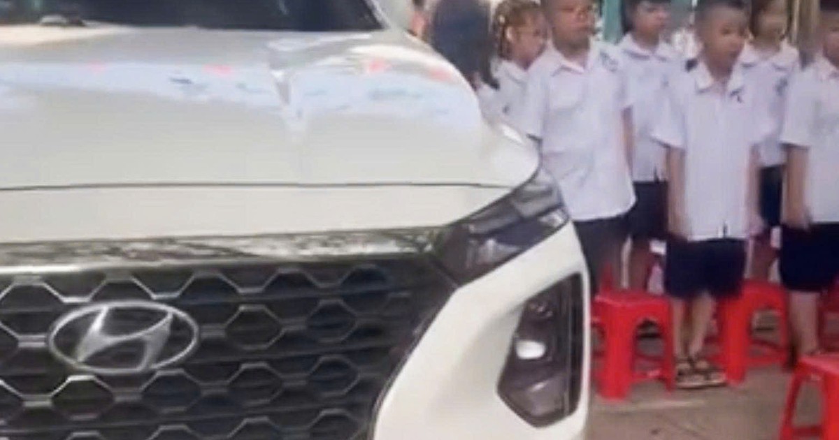 Ô tô đỗ chình ình giữa khu vực học sinh chào cờ, phường yêu cầu làm rõ
