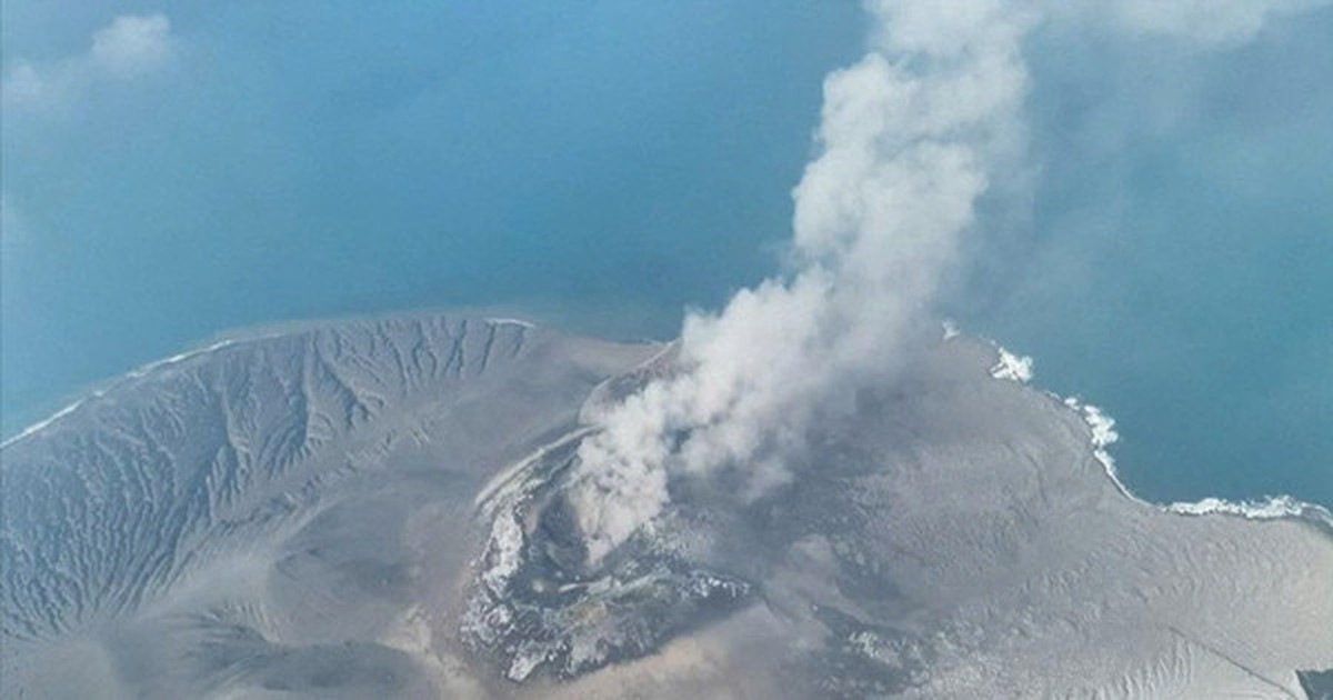 Núi lửa Anak Krakatau phun trào, 170.000 hành khách bị ảnh hưởng