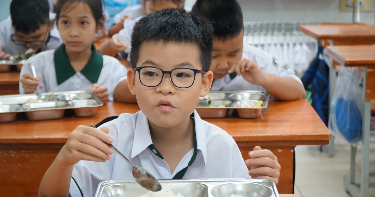 "Soi" bữa ăn bán trú đầu tiên của học sinh TPHCM sau sáp nhập trường lớp