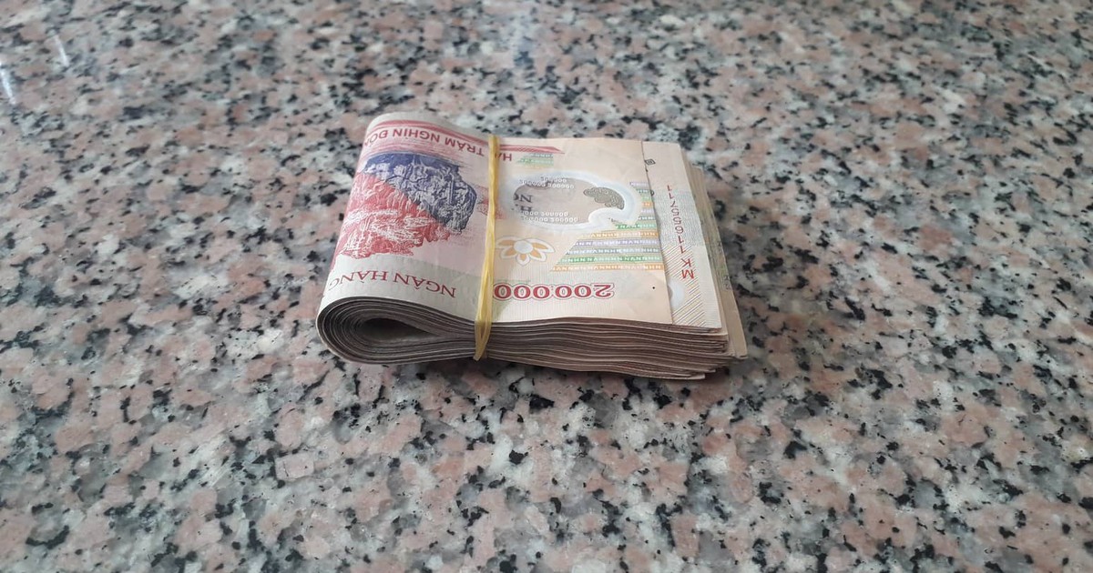 Nam sinh SN 2013 giao nộp cọc tiền 10.600.000 đồng cho công an, Nguyễn Thiệu Nam SN 1988 được mới tới làm việc