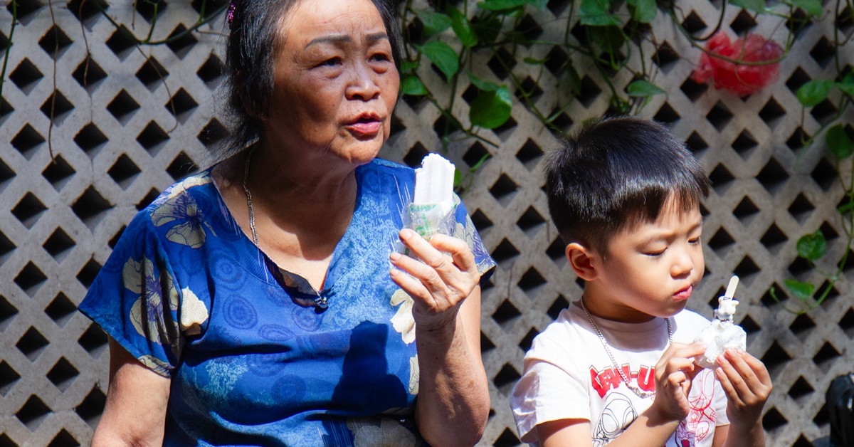 Khách hàng ùn ùn kéo tới cửa hàng Kem Tràng Tiền trước ngày đóng cửa, ôn lại ký ức từ thuở “ông bà anh”