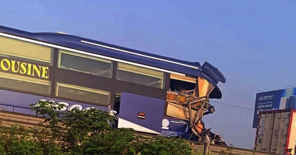 Không giữ khoảng cách an toàn, ô tô khách húc đuôi xe đầu kéo khiến 1 người tử vong