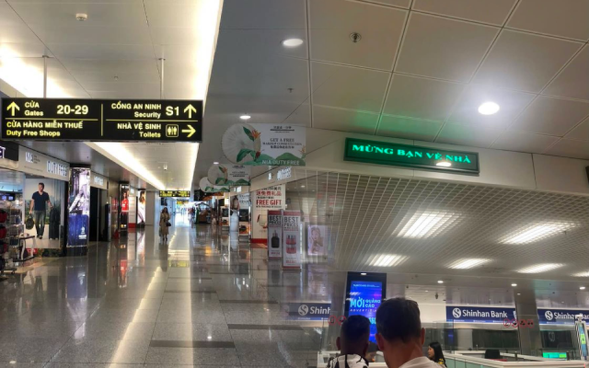 Sau chuyến bay dài về Hà Nội, dòng chữ ở khu nhập cảnh Nội Bài khiến nhiều người Việt thấy ấm lòng