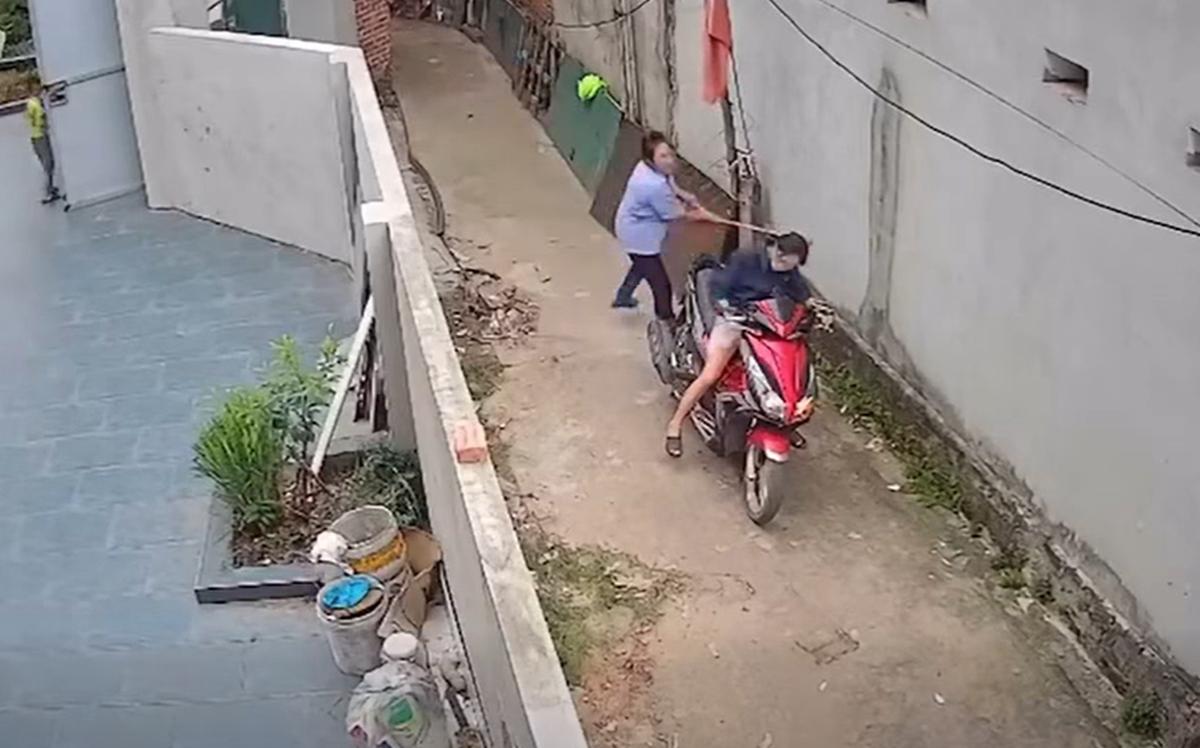 Đánh hàng xóm đến loạng choạng, còn thách thức "tao thần kinh đấy"