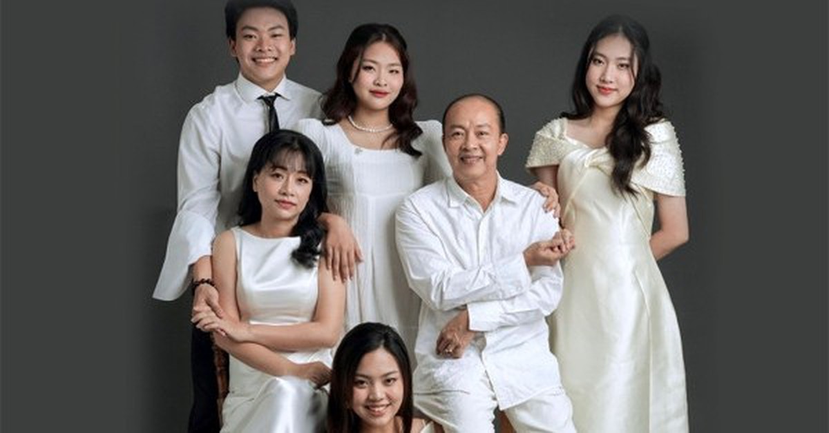 Việt Nam có một gia đình NSƯT 4 con toàn “cực phẩm”: Bố Thạc sĩ nói 4 thứ tiếng, con học trường top thế giới, “bắn” tiếng Anh 8.5 IELTS