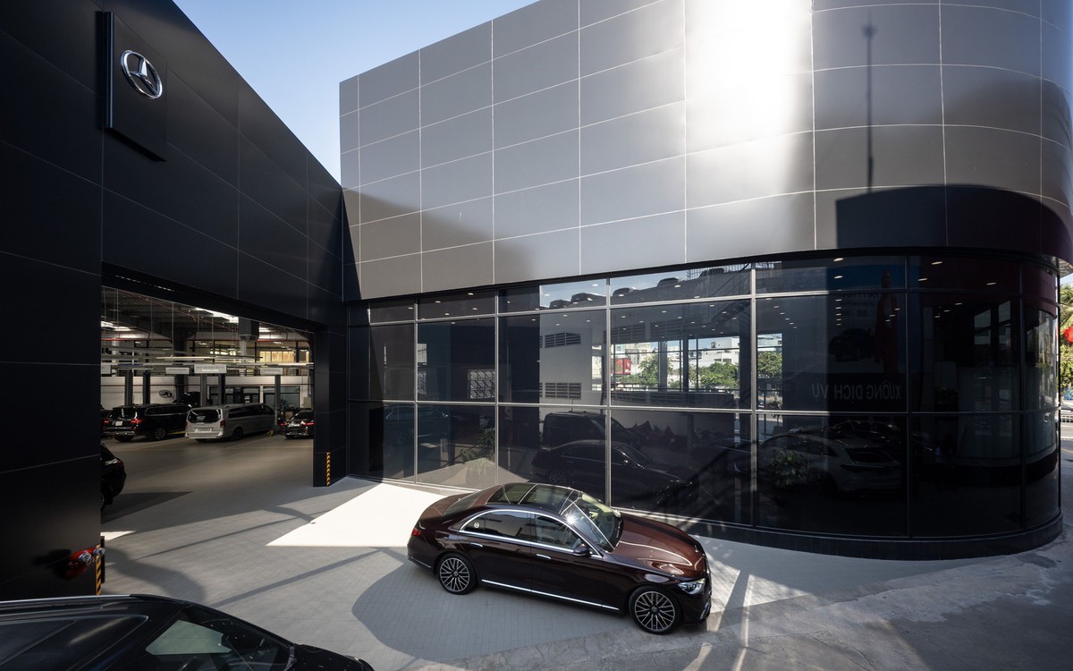 Nhà phân phối Mercedes-Benz đồng loạt đầu tư nâng chuẩn showroom tại Việt Nam