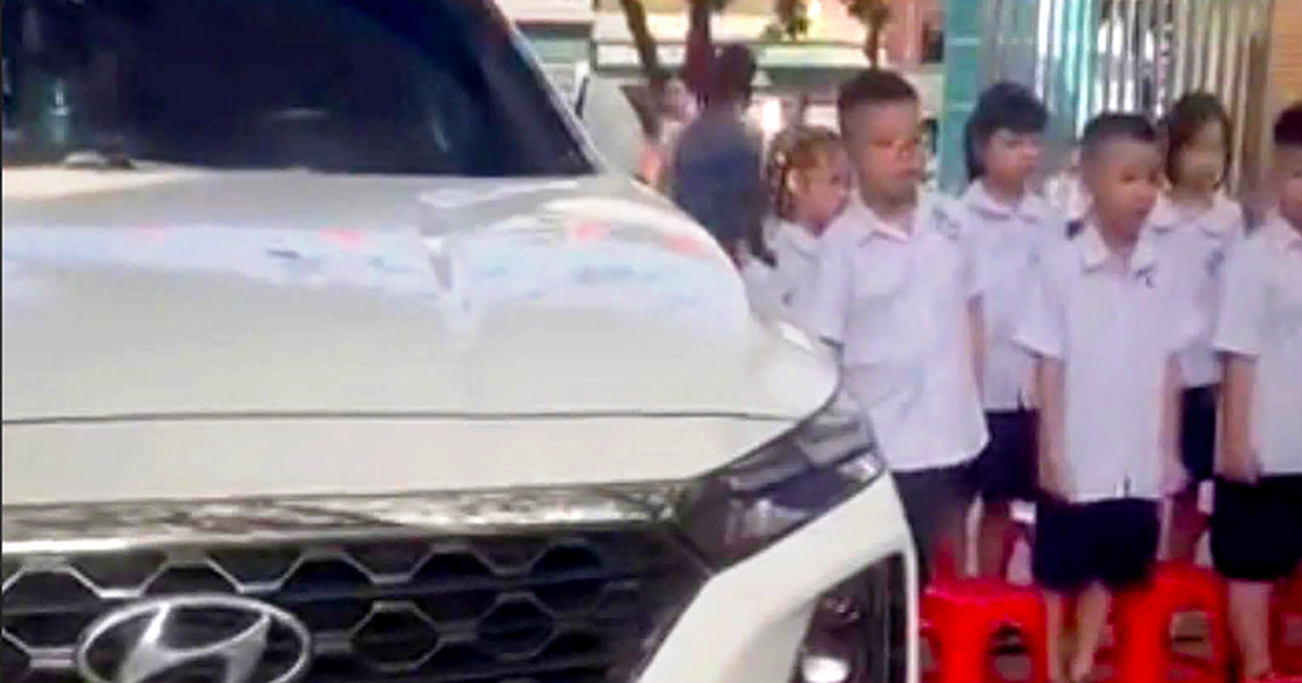 Nữ hiệu phó đỗ ô tô giữa sân trường khi học sinh chào cờ: Bị phản ánh vay tiền giáo viên