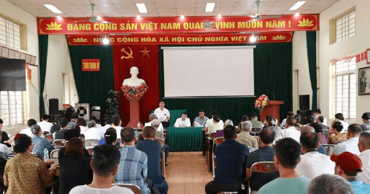 Người dân một xã ở Hà Nội đến nhà văn hóa nghe thông tin bồi thường, hỗ trợ, tái định cư với đất nằm trong phạm vi thu hồi làm dự án nhà ở xã hội
