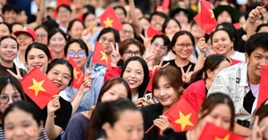 Mải mê chụp ảnh, thủy triều lên cao khiến 2 du khách mắc kẹt tại mỏm đá ở biển Sầm Sơn - Ảnh 3.