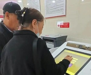 Ra ngân hàng rút 1,9 tỷ đồng tiền tiết kiệm để mua nhà, cụ bà 70 tuổi bị tòa án gửi giấy triệu tập, ngân hàng khẳng định: “Phải hoàn trả lại tiền” - Ảnh 2.
