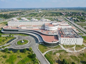 Sáng nay, "Đoàn tàu Bạch Mai" đầu tiên khởi hành đưa gần 500 y bác sĩ về cơ sở Ninh Bình làm việc
 - Ảnh 20.