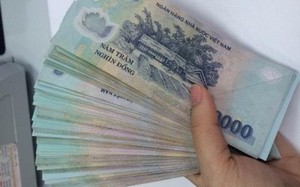 Phát hiện các cọc tiền 100.000 - 200.000 đồng nằm chơ vơ trên tàu điện, Hà Nội Metro lập tức xác minh - Ảnh 2.