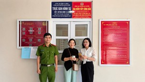 MC Hoàng Oanh phát tín hiệu công khai với Lê Giang Patrik ngay tại SVĐ Mỹ Đình - Ảnh 2.