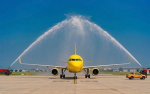 Hôm qua 23/9, sân bay Cam Ranh thực hiện nghi thức phun vòi rồng đón 1 máy bay đặc biệt chở 370 hành khách - Ảnh 3.