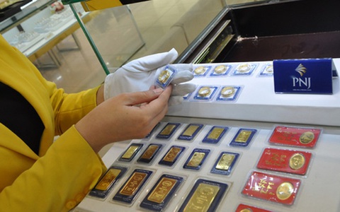 Giá vàng tiếp tục tăng sốc, vượt 43,5 triệu đồng/lượng