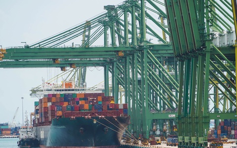 Khủng hoảng thiếu container đang khiến chi phí vận chuyển hàng hóa toàn cầu tăng mạnh như thế nào?