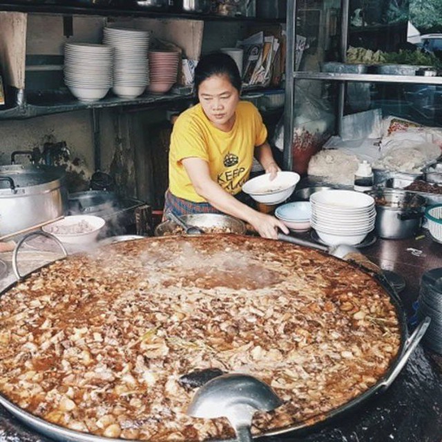 Nhà hàng nổi tiếng với nồi nước dùng ninh đi ninh lại gần 50 năm