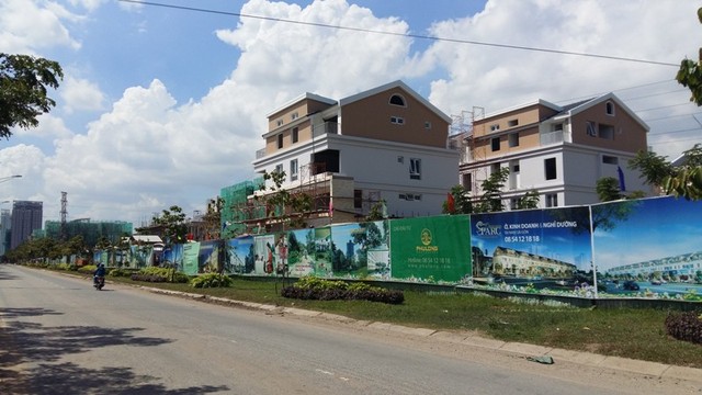 
Bên cạnh đó, con đường vành đai song song với đường Nguyễn Hữu Thọ cũng được dự kiến khởi công vào cuối năm nay để “chia lửa” với đường Nguyễn Hữu Thọ, điểm đầu sẽ kết nối với đường Nguyễn Văn Linh và kết nối vào đường Nguyễn Khoái (quận 4).
