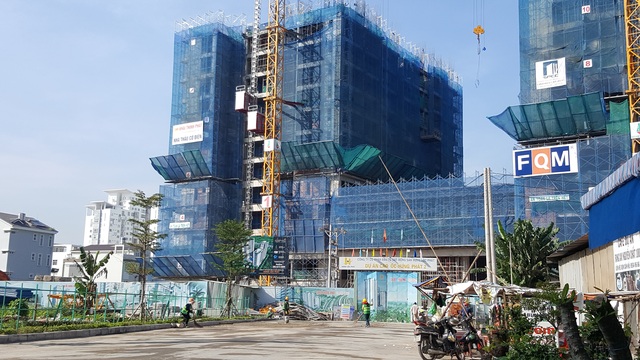 
Dự án của Hưng Lộc Phát đang thi công đến tầng 15. Doanh nghiệp này có kế hoạch phát triển 4 dự án nhà ở ngay trên trục đường Nguyễn Hữu Thọ.
