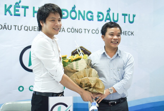  Ông Nguyễn Văn Hải (phải) và CEO iCheck Vũ Thế Tuấn tại lễ ký kết hợp đồng đầu tư. 