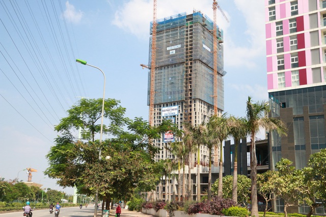 
Theo tính toán sơ bộ của chủ dự án, ngoài tiền chuyển nhượng và thanh toán nợ hàng trăm tỷ đồng Hải Phát đã chi ra, công ty đã phải rót thêm không dưới 700 tỷ đồng để xây xong phần thân dự án trong vòng 01 năm qua.
