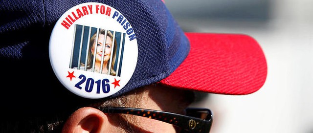 Cử tri ủng hộ ông Donald Trump đính logo đòi bỏ tù bà Hillary Clinton trong kỳ vận động tranh cử vừa qua - Ảnh: AFP