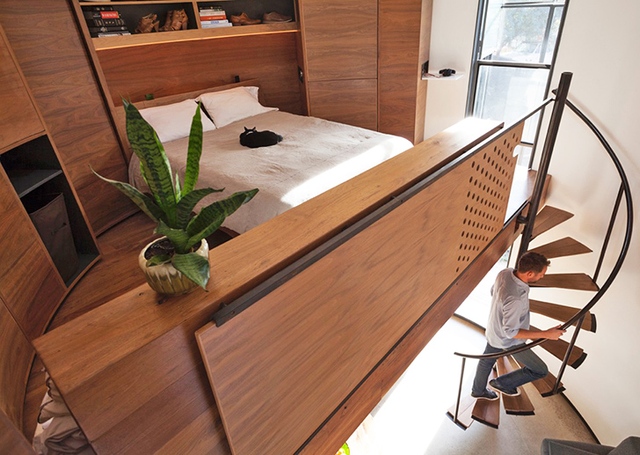 Khu vực nghỉ ngơi được vợ chồng trẻ đặt trên tầng 2. Nội thất phòng ngủ toàn bộ được làm bằng gỗ với hệ thống tủ có hình dạng đồng nhất với hình dáng của ngôi nhà.