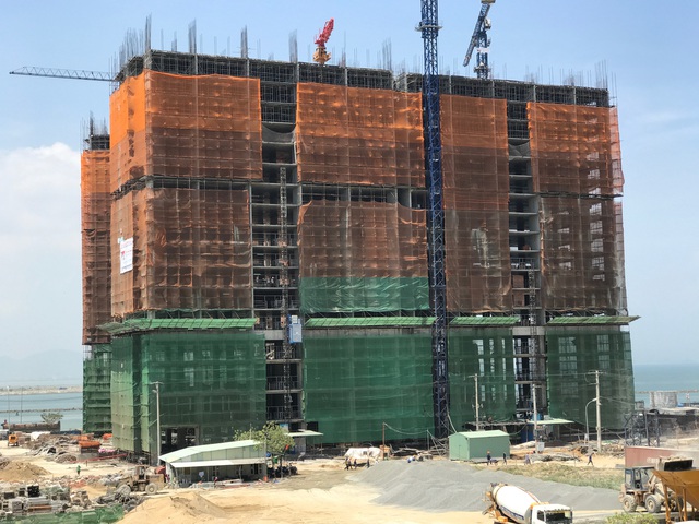 
Dự án khách sạn, căn hộ cao cấp nằm ngay chân cầu Thuận Phước, hiện đang xây đến tầng 20. Dự án do tập đoàn Hòa Bình của đại gia Đường bia đầu tư.
